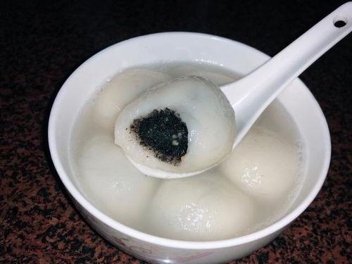娱乐吃瓜酱芝麻汤圆,传统美食新体验