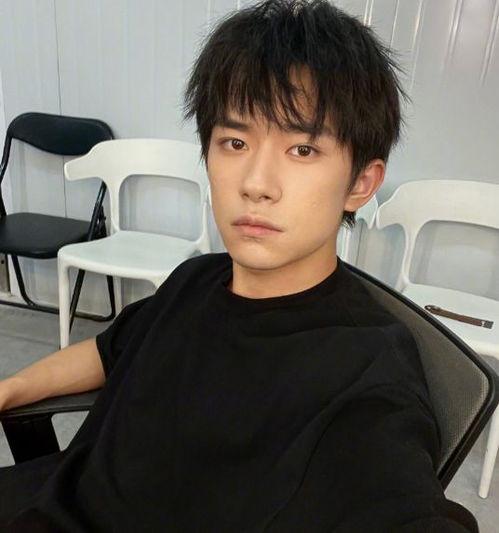 娱乐吃瓜易烊千玺,从偶像到演员，实力与口碑双丰收的娱乐圈新星