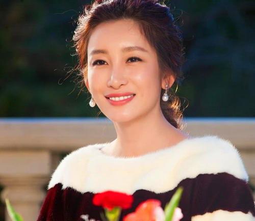 娱乐吃瓜女艺人老公,揭秘背后的情感纠葛 第2张 娱乐吃瓜女艺人老公,揭秘背后的情感纠葛 第2张