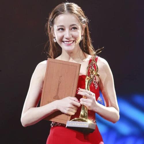 娱乐吃瓜迪丽热巴,娱乐圈的瓜田女王，揭秘她的吃瓜日常  第2张