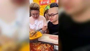 娱乐吃瓜酱女生见网友,娱乐吃瓜酱女生勇敢见网友的甜蜜冒险  第2张