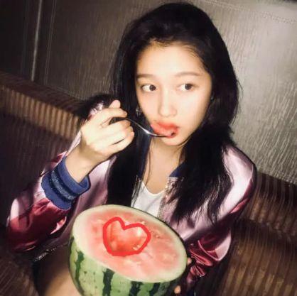 娱乐吃瓜君关晓彤,娱乐圈的“吃瓜”女王，揭秘明星幕后故事  第1张